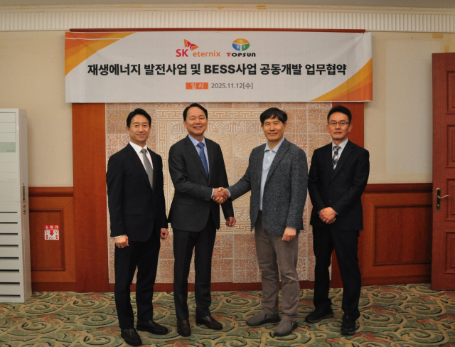 김해중(왼쪽 두 번째) SK이터닉스 대표가 윤정택(왼쪽 세 번째) 탑선 대표가 재생에너지 발전사업 및 BESS 사업 공동개발 업무 협약식에서 기념 촬영을 하고 있다. 사진 제공=SK이터닉스
