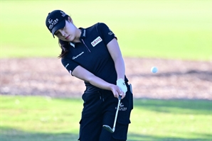 ‘총 버디 300개’ 돌파한 윤이나 순조롭지만 아쉬운 공동 18위…‘전반 3언더파’ 순항 ‘후반 2오버’ 후퇴