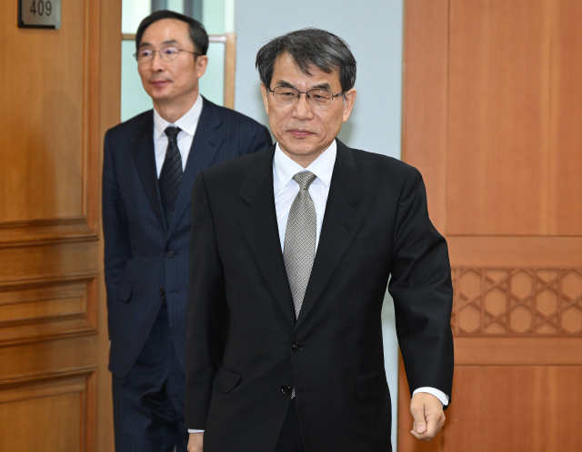 노태악 선거관리위원장을 비롯한 선관위원들이 5월 7일 경기 과천시 중앙선관위에서 열린 전체회의에 참석하고 있다. 선관위는 이날 전체회의에서 조기 대선 계획과 대책 등을 논의했다. 과천=오승현 기자