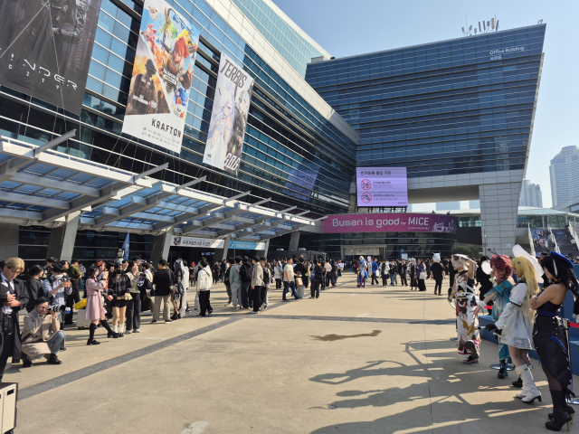 관람객들이 게임 캐릭터로 분장한 모델들을 촬영하는 모습. 부산=김흥록기자