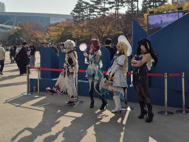 게임 캐릭터로 분장한 모델들. 부산=김흥록기자