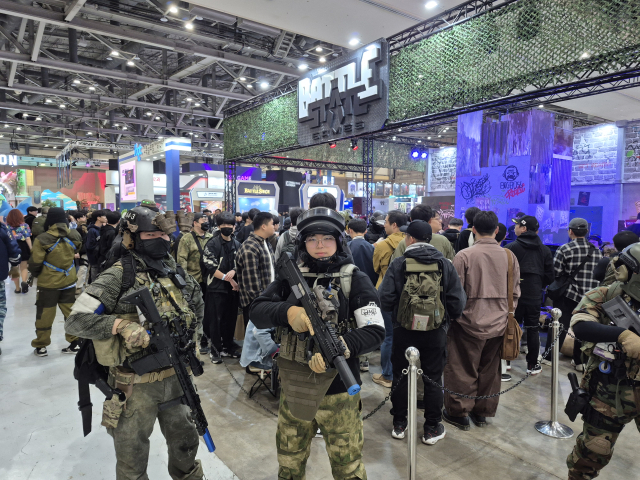 14일 부산 벡스코 전시장 내 한 게임 부스에서 시연을 기다리는 관램객 앞으로 게임 등장인물로 분장한 남성들이 서 있다. 부산=김흥록기자