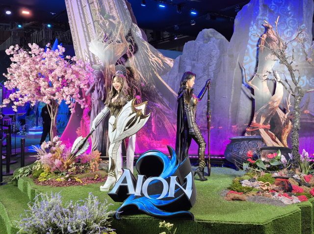 넥슨 부스 앞 ‘아이온2’ 시연장 앞으로 게임 캐릭터로 분장한 모델들이 관람객을 맞이하고 있다. 부산=김흥록기자