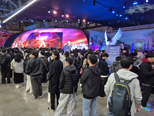 올해 지스타의 메인 스폰서인 엔씨소프트의 부스 앞으로 아이온2 시연을 기다리는 관람객들이 줄 지어 있다. 부산=김흥록기자