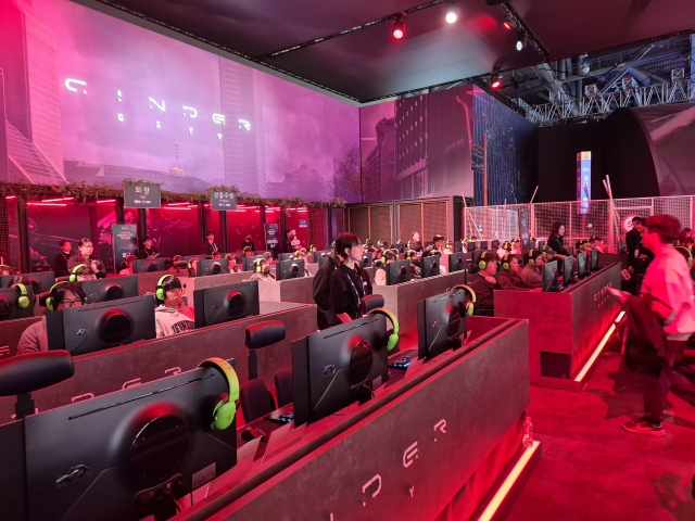 관람객들이 엔씨소프트의 부스 내 마련된 신더시티 시연장에서 직접 게임을 즐기고 있다. 신더시티는 미래 폐허가 된 서울을 배경으로 한 슈팅액션 게임이다. 부산=김흥록기자