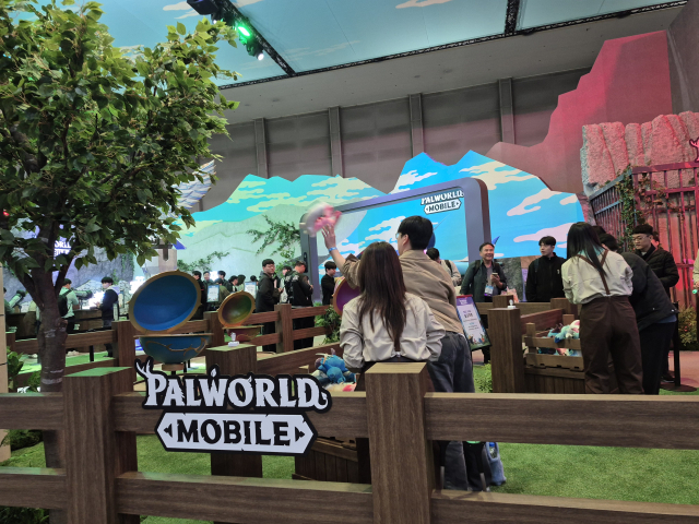 ‘팰월드 모바일’을 테마로 꾸며놓은 크래프톤의 부스에서 관람객들이 인형 던지기 체험 프로그램에 참여하고 있다. 부산=김흥록기자