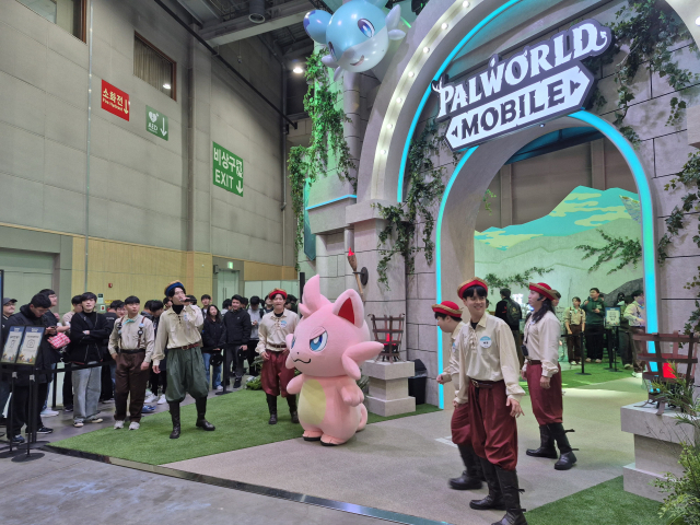 ‘팰월드 모바일’을 테마로 꾸며놓은 크래프톤의 부스 앞으로 캐릭터로 분장한 직원들이 관람객을 맞이하고 있다. 부산=김흥록기자