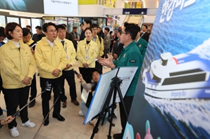 金 총리, 吳 역점 사업 한강버스 찾아 "안전 챙겨야"