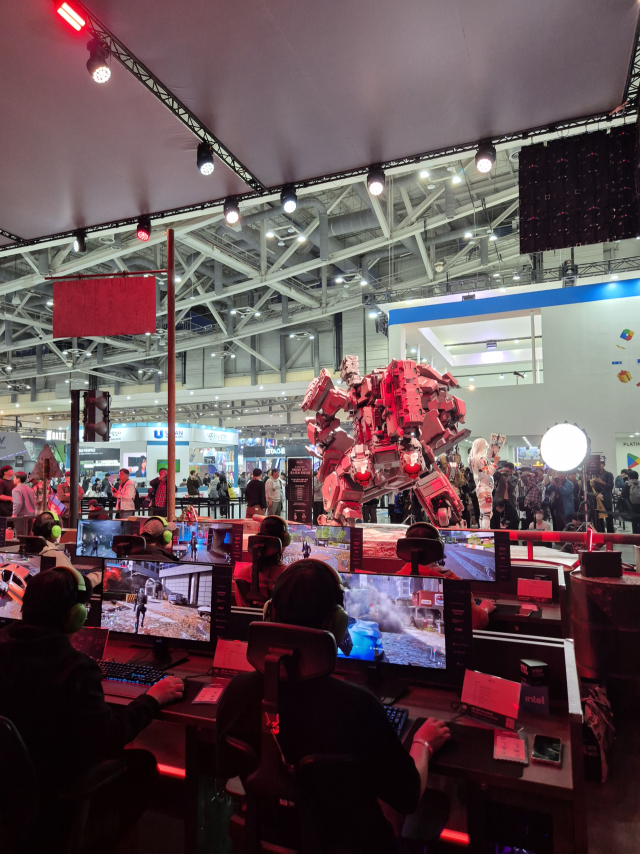 14일 부산 벡스코에서 열린 국내 최대 게임전시회 지스타에서 관람객들이 엔씨소프트의 신작 ‘신더시티’를 체험하고 있다. 부산=김성태 기자