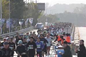 "결혼식 한 시간 늦었다"…주말 도심 마라톤에 시민 불만 폭증