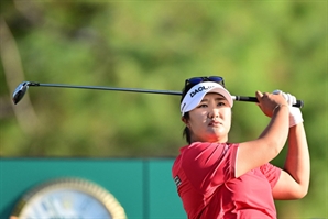 트리플 보기했지만 5연속 버디…유해란, 4타차 대역전 도전