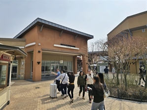 "아울렛도 외국인 특수"… 버스 타고 찾아가는 외국인 '껑충'