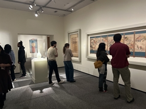 고려청자 앞 미국인 "어메이징"…워싱턴 사로잡은 '이건희 컬렉션'