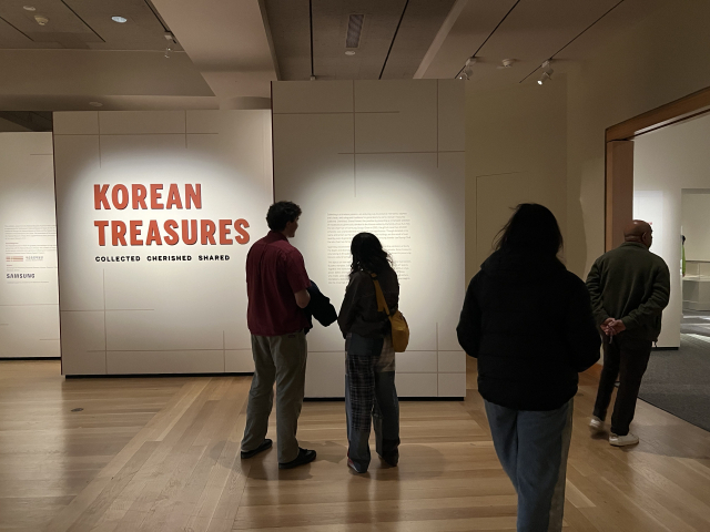 미 워싱턴DC 스미스소니언 국립아시아미술관에서 15일(현지 시간) ‘한국의 보물’전이 개막한 가운데 관람객들이 전시실로 들어가고 있다. 이태규 특파원