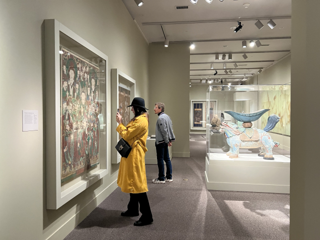 미 워싱턴DC 스미스소니언 국립아시아미술관에서 15일(현지 시간) ‘한국의 보물’전이 개막한 가운데 한 관람객이 사진을 찍고 있다. 이태규 특파원