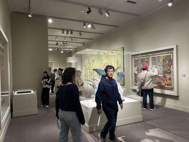 미 워싱턴DC 스미스소니언 국립아시아미술관에서 15일(현지 시간) ‘한국의 보물’전이 개막한 가운데 관람객들이 작품을 감상하고 있다. 이태규 특파원