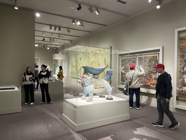 미 워싱턴DC 스미스소니언 국립아시아미술관에서 15일(현지 시간) ‘한국의 보물’전이 개막한 가운데 관람객들이 작품을 감상하고 있다. 이태규 특파원