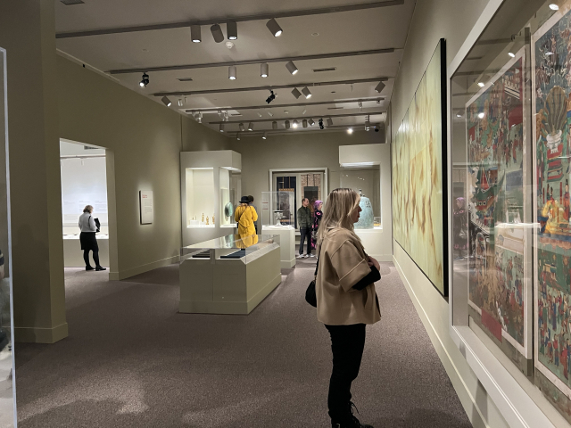 미 워싱턴DC 스미스소니언 국립아시아미술관에서 15일(현지 시간) ‘한국의 보물’전이 개막한 가운데 관람객들이 작품을 감상하고 있다. 이태규 특파원