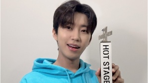 "트로피 들고 빛나는 미소"…임영웅, 9월 '핫스테이지' 1위 인증