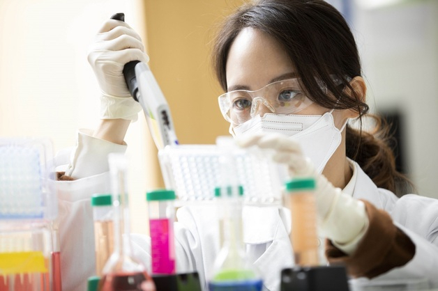 셀트리온의 한 연구원이 바이오의약품 분석을 진행하고 있다. 사진 제공=셀트리온