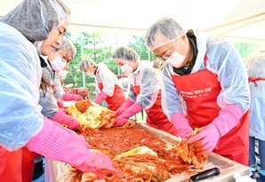 LS, 소외이웃에 사랑의 김장 나눔