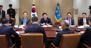  李 “경제 문제 해결 첨병은 기업”…경영 걸림돌 싹 걷어내야