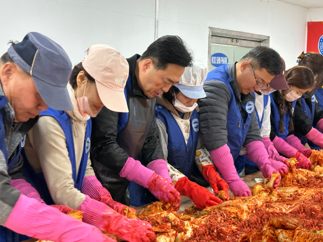 한국자유총연맹 대전광역시지부 윤준호(왼쪽에서 세번째) 회장이 김장을 하고 있다. 사진제공=한국자유총연맹 대전광역시지부