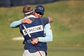 '242전 243기' 솅크, 시즌 막판 우승으로 투어 극적 생존