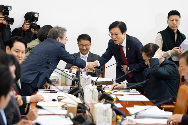 국회 예산결산특별위원회의 박형수(오른쪽) 국민의힘 간사와 송기헌 더불어민주당 의원이 17일 서울 여의도 국회에서 열린 제429회 국회(정기회) 예산결산특별위원회 제1차 예산안등조정소위원회에서 인사를 나누고 있다. 2025.11.17/뉴스1