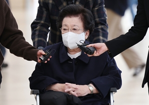 이배용 "김 여사 선물 답례로 금거북이 건네… 청탁은 없어"