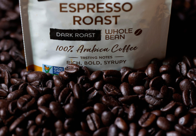 13일(현지 시간) 미국 캘리포니아주 샌안셀모에 전시된 커피콩. AFP연합뉴스