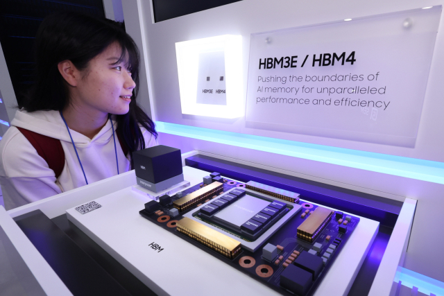 10월 서울 강남구 코엑스에서 열린 제27회 반도체 대전(SEDEX 2025)을 찾은 관람객이 삼성전자 부스에서 HBM4를 둘러보고 있다. 뉴스1