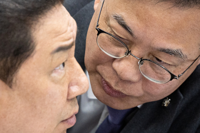 18일 국회에서 열린 제429회 국회(정기회) 운영위원회 제5차 전체회의에서 김병기(왼쪽) 더불어민주당 원내대표와 송언석 국민의힘 원내대표가 대화하고 있다. 2025.11.18/뉴스1