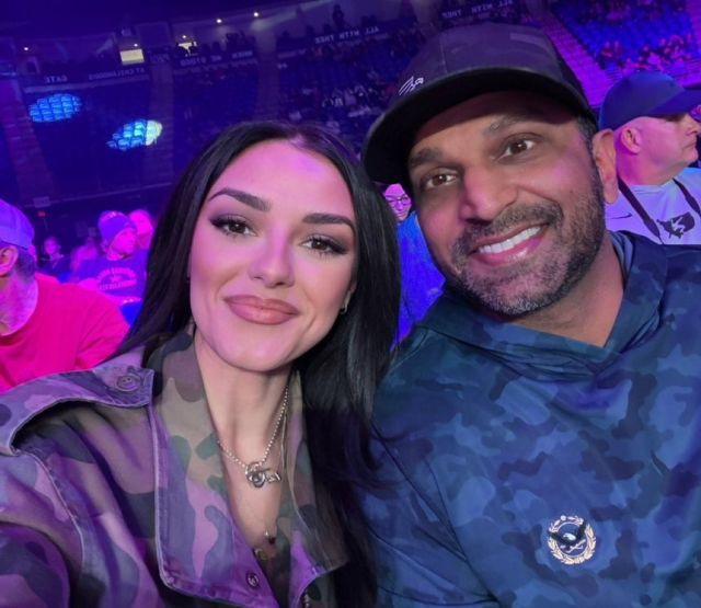 여자친구 알렉시스 윌킨스의 공연을 보러 찾아가 함께 사진을 찍은 캐시 파텔 미 연방수사국(FBI) 국장/ 윌킨스 SNS