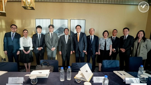 박상신(왼쪽에서 여섯 번째) DL이앤씨 대표가 이달 1일 부산에서 페르디난드 마르코스 주니어(왼쪽에서 다섯 번째) 필리핀 대통령을 면담한 자리에서 포즈를 취하고 있다. 사진 제공=DL이앤씨