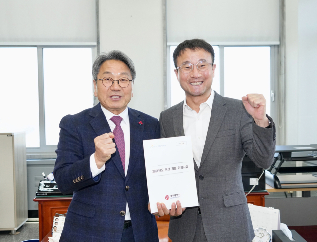 강기정(왼쪽) 광주광역시장이 19일 국회를 방문해 한병도 예산결산위원장에게 '2026년도 광주시 핵심 국비 사업'의 필요성을 설명하고 내년도 예산에 추가 반영될 수 있도록 요청하고 있다. 사진 제공=광주광역시