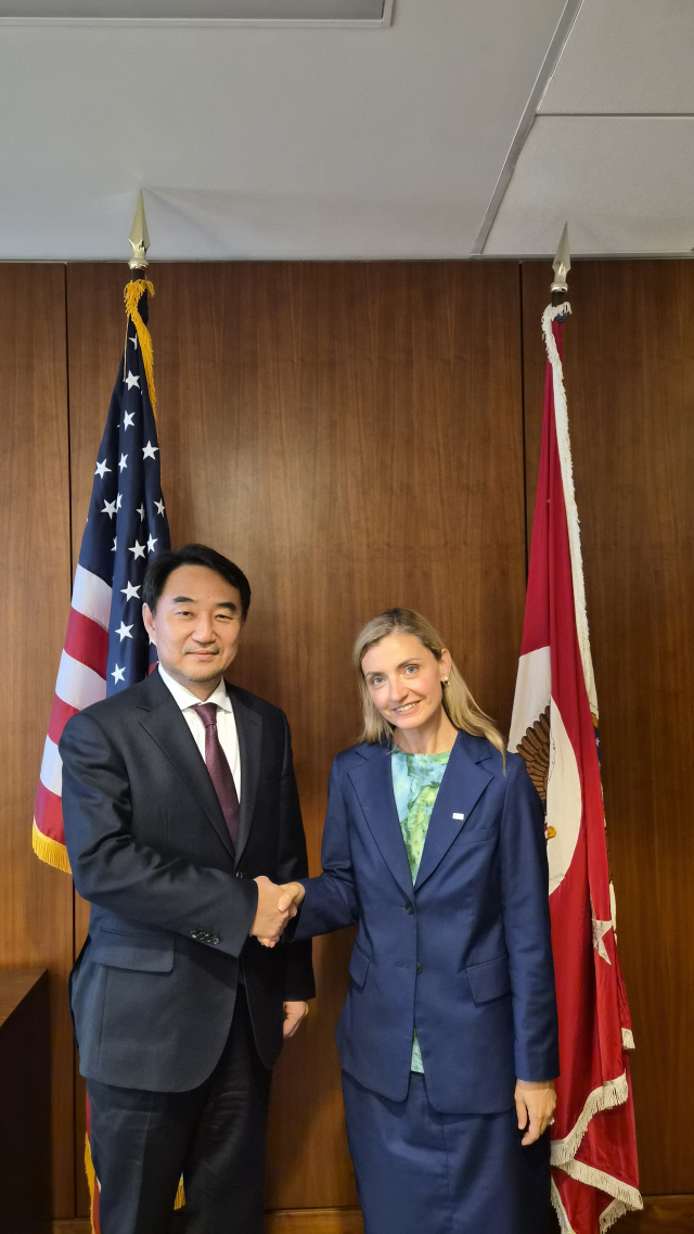 정기홍(왼쪽) 외교부 공공외교대사가 사라 로저스(Sarah Rogers) 미 국무부 공공외교 차관과 악수를 나누고 있다. 사진=외교부