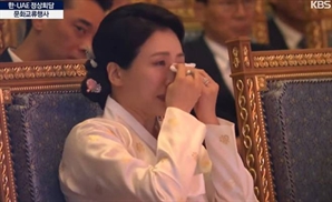 UAE서 李대통령, 최고 국빈 예우…눈물 쏟은 김혜경 여사