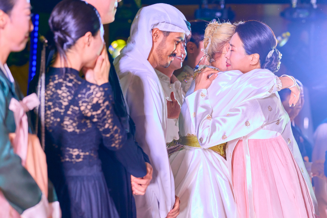 이재명 대통령과 함께 UAE를 국빈 방문 중인 김혜경 여사가 18일(현지시간) 아부다비 대통령궁에서 열린 한-UAE 문화교류 행사가 끝난 뒤 소프라노 조수미와 포옹하고 있다. 연합뉴스