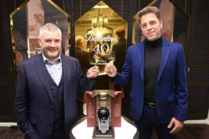 국내에 10병만 선보이는 발렌타인 40년 '더 모먼트'