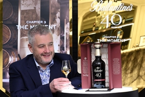 발렌타인 40년 '더 모먼트' 소개하는 마스터 블렌더 샌디 히슬롭