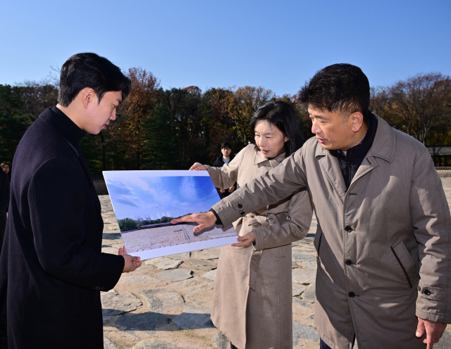 최호정(가운데) 서울시의회 의장이 종묘에서 경관을 확인하고 있다. 사진제공=서울시의