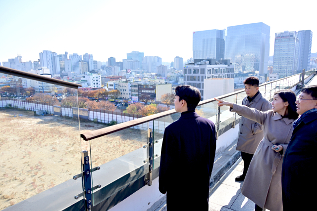 최호정(오른쪽 두번째) 서울시의회 의장이 세운상가 옥상에서 세운4구역 개발 현황을 살펴보고 있다. 사진제공=서울시의회