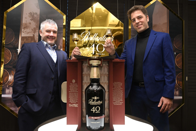 '블렌딩의 정수' 발렌타인 40년 더 모먼트 공개…국내 10병 한정