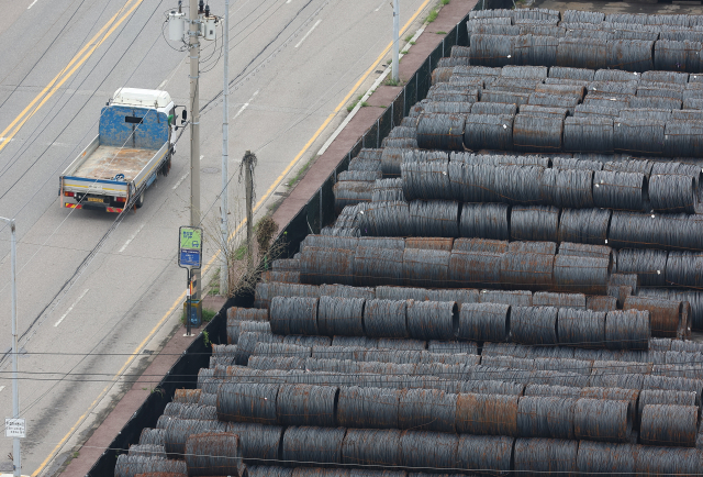 경기 평택시 평택항에 철강 제품이 쌓여 있다. 연합뉴스