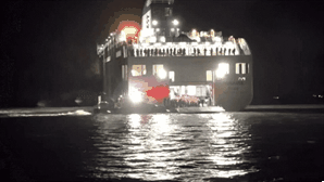 [영상] 신안 해역서 암초에 걸린 여객선…승객 목포로 긴급 이송