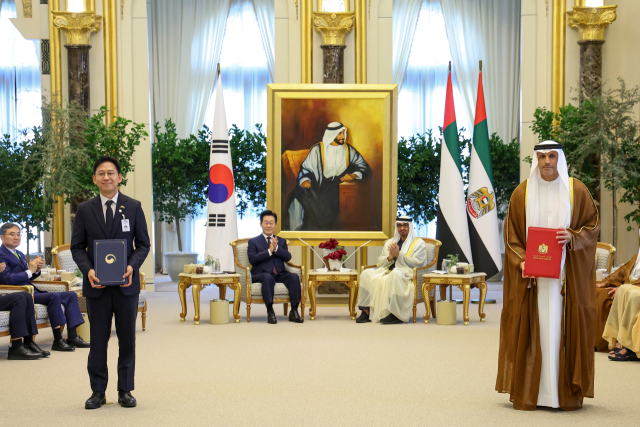 배경훈(왼쪽) 부총리 겸 과학기술정보통신부 장관과 아랍에미리트(UAE) 칼둔 아부다비 행정청장이 18일(현지시간) 아부다비 대통령궁에서 이재명 대통령과 무함마드 빈 자이드 알 나흐얀 UAE 대통령이 참석한 가운데 전략적 AI 협력 프레임워크 MOU를 체결한 뒤 기념촬영을 하고 있다.연합뉴스