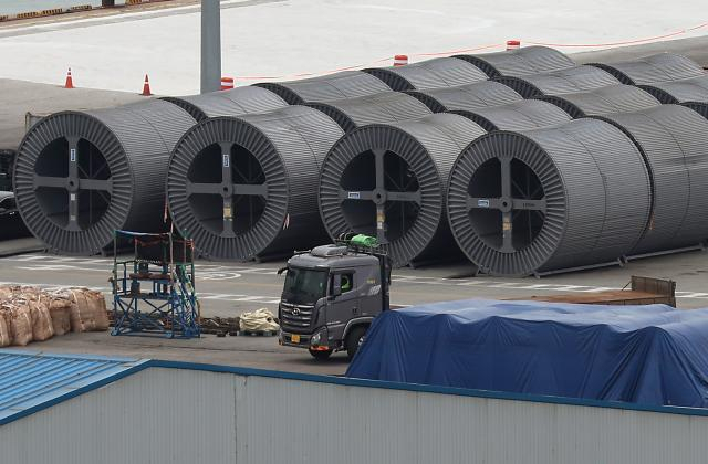 경기도 평택항에 수출을 위한 철강 제품들이 쌓여 있다. 연합뉴스