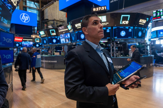 미국 뉴욕증권거래소(NYSE)에서 한 거래 중개인이 주가 화면을 보고 있다. AFP연합뉴스