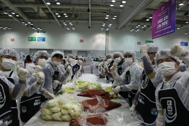 19일 부산 벡스코에서 열린 ‘2025 사랑의 김치나눔 한마당’에 참석한 BN그룹 임직원들이 기념촬영을 하고 있다. 사진제공=BN그룹